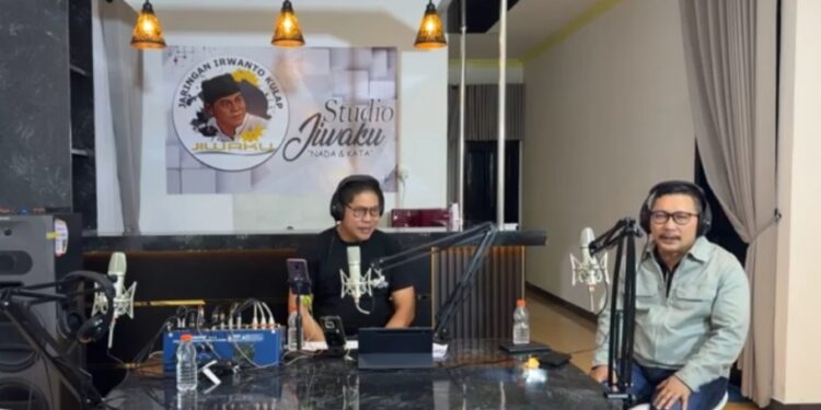 Bupati Banggai Amirudin Tamoreka dan anggota DPRD banggai Irwanto kulap, di studio jiwaku. (Screenshot live Facebook)