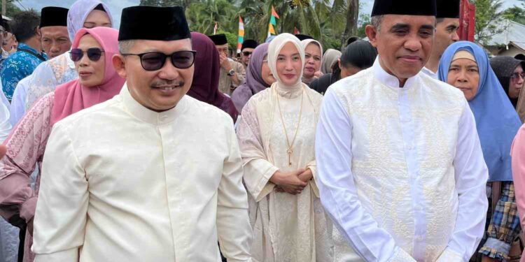 Gubernur Anwar Hafid dan Bupati Amirudin Tamoreka tebar keakraban saat menghadiri Tabligh Akbar di Toili Jaya, Banggai, Minggu (8/6/2025).