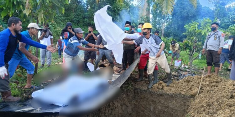 Proses pemakaman Jenazah, sosok mayat yang ditemukan di Perkebunan Komaliko desa pongian, kecamatan Bunta. (Dok.Kilasbanggai.com)