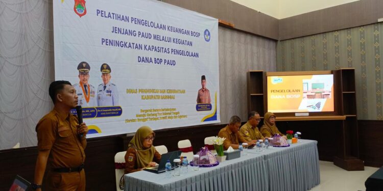 Dinas Pendidikan dan Kebudayaan (Disdikbud) Kabupaten Banggai menggelar pelatihan pengelolaan keuangan Bantuan Operasional Sekolah Pendidikan Anak Usia Dini (BOS PAUD) yang disinergikan dengan Gerbang Cerdas Pemerintah Kabupaten Banggai periode 2025-2030.