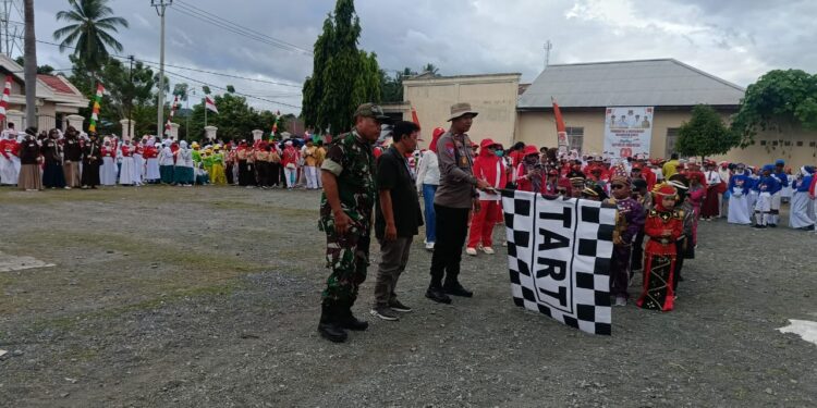 Kapolsek Bunta, IPDA Andi Wijanarko saat melepas peserta lomba gerak jalan tingkat SD dan SMP. (Dok.Kilasbanggai)