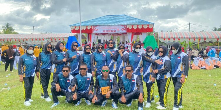 Pemdes dan BPD balaang, kecamatan nuhon, kabupaten Banggai foto bersama setelah mengikuti lomba gerak jalan. (Dok.ist)
